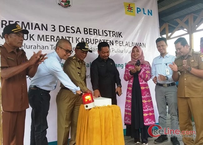 Bupati Harris Resmikan Listrik 3 Desa