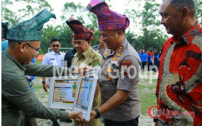 Bagi Pahlawan Karhutla, Kapolda Riau Pin Emas RAPP Janjikan Ratusan Juta