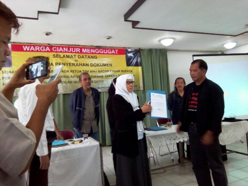 Puluhan Orang Hadiri Penyerahan Dokumen  Bersejarah Ibu Siti Djenab Kepada Cagar Budaya Provinsi Jaw