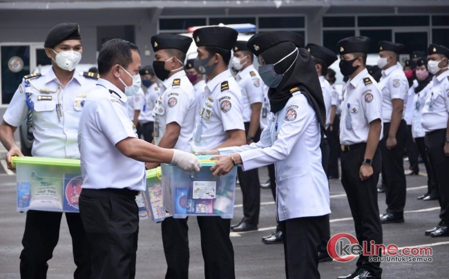 Kepala Bakamla RI Bagikan Staf Bingkisan Lebaran