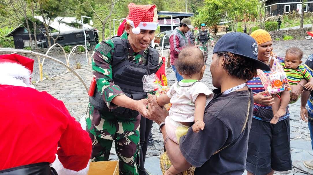 Anak-Anak Sekolah Minggu GIdI Mendapat Bingkisan Natal Kodim 1714/Puncak Jaya