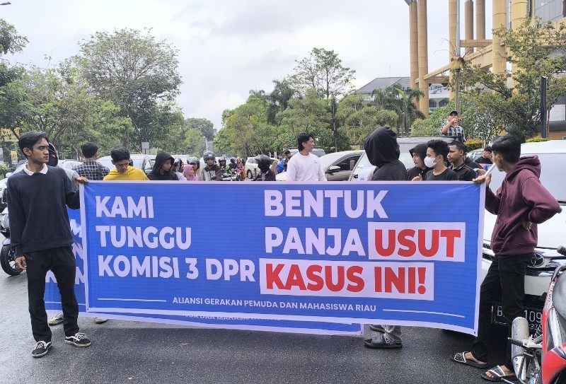 Kunker Komisi III DPR Disambut Demo Mahasiwa Terkait Kasus Dugaan Korupsi Geomembran di PHR 