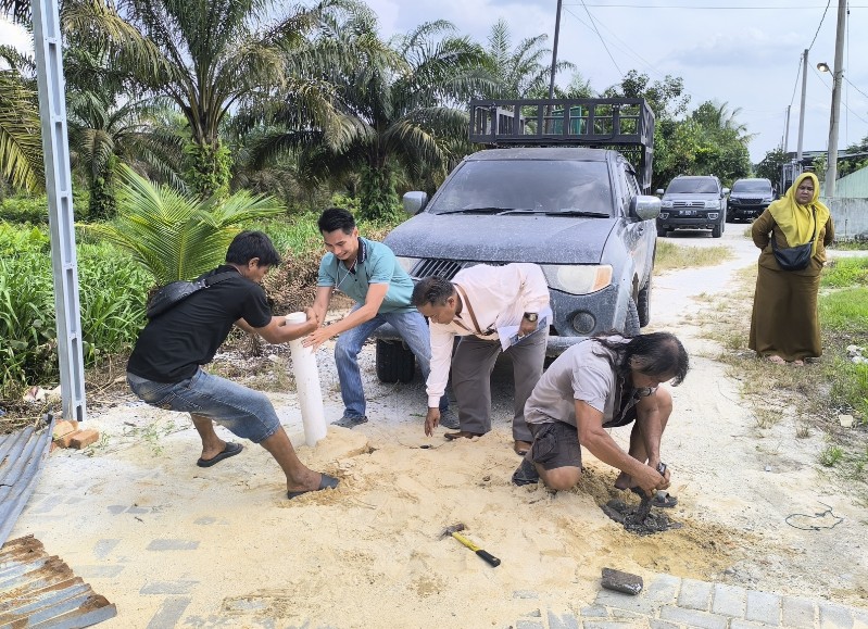 Disaksikan Aparat Kelurahan, Portal Jalan di Sungai Sibam Dibongkar