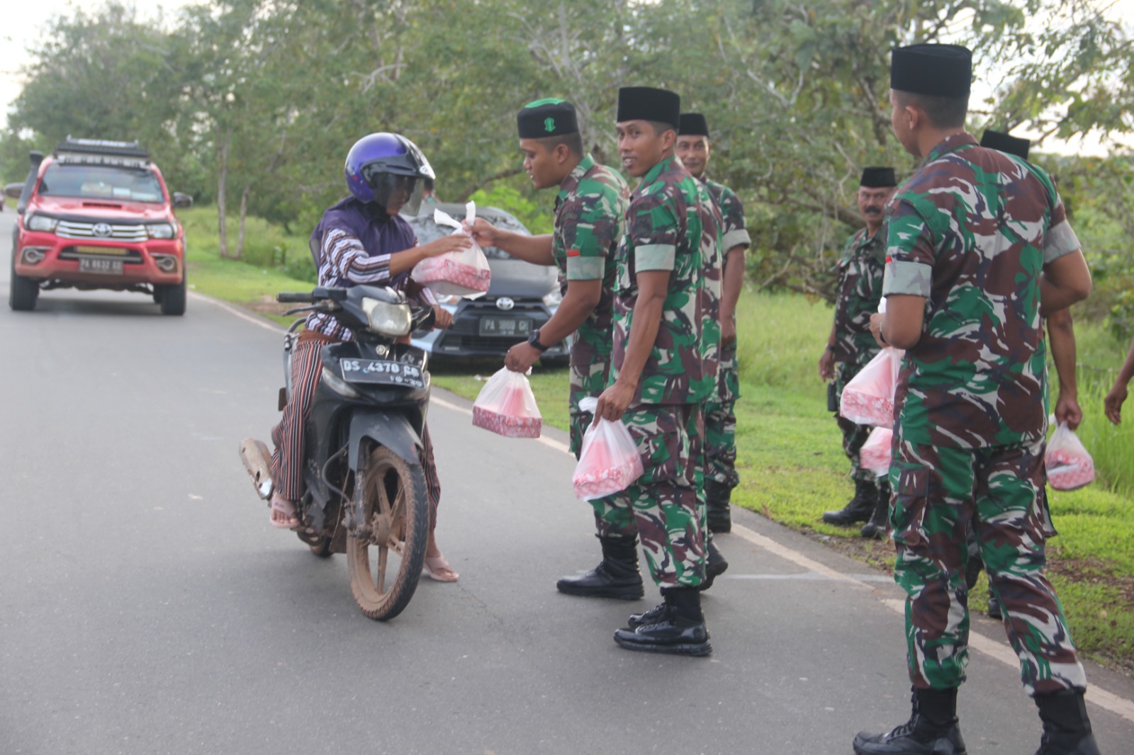 Tebar Kebaikan di Bulan Suci Ramadhan, Danrem 174/ATW Merauke Bagikan Takjil Kepada Masyarakat