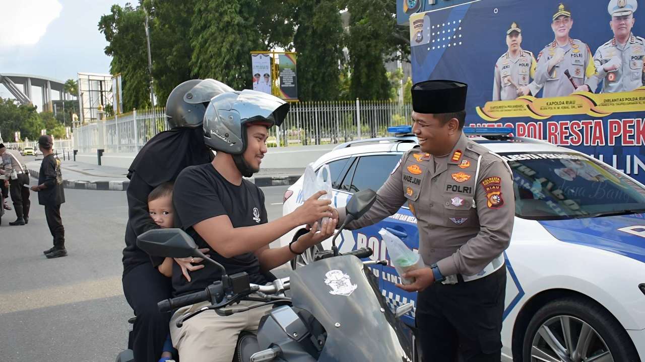 Satlantas Polresta Pekanbaru Berbagi Takjil ke Pengendara