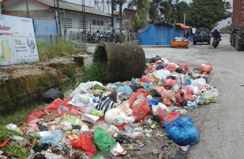 Lurah Simpang Baru Himbau Warga Buang Sampah Sesuai Jadwal