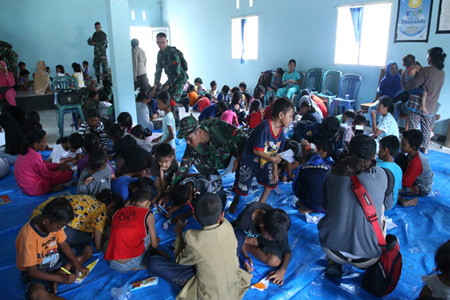 Prajurit TNI Bantu Pulihkan Trauma Healing Anak-anak Korban Gempa di Palu