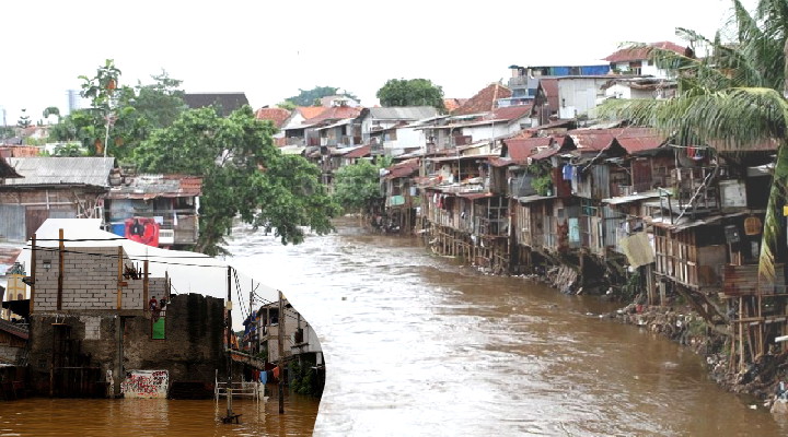 Warga Bantaran Kali Ciliwung Dapat Peringatan Banjir