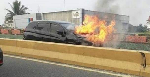 Mobil Terbakar Saat Sedang Berjalan di Flyover Kota Pekanbaru