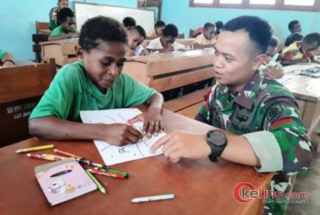 Wau, Intip Kedekatan Satgas Pamtas RI-PNG Yonif 411 Kostrad Saat Lomba Mewarnai