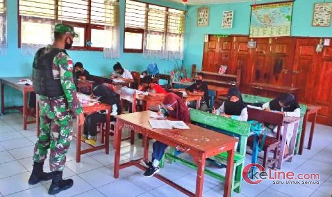 Satgas Yonif Mr 413 Kostrad Berikan Bantuan Pendidikan ke Sekolah di Papua