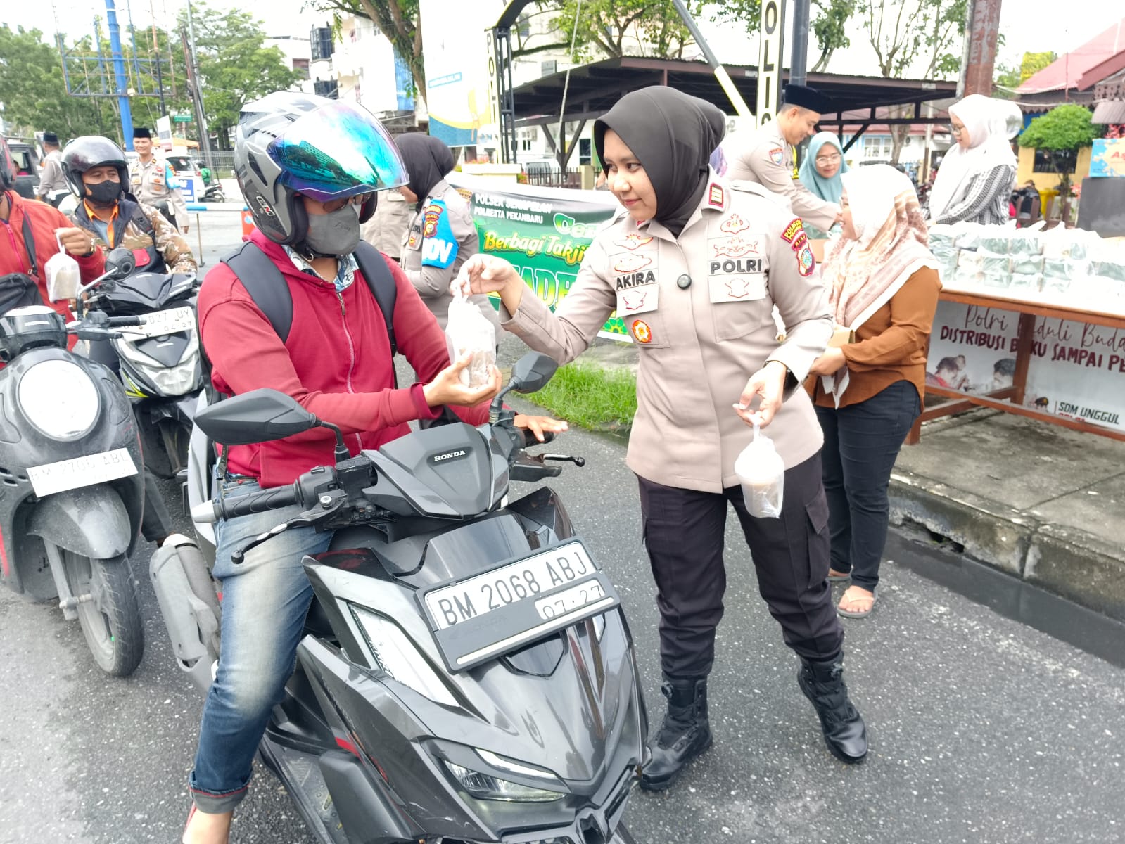 Ramadan Berbagi, Ratusan Paket Takjil di Polsek Senapelan Ludes Diserbu Warga