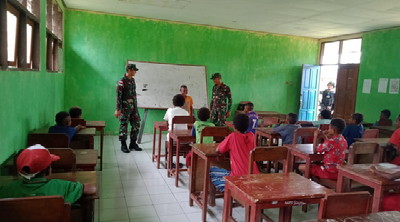 Prajurit Satgas Yonif 126/KC Mengajar Siswa-Siswi di Perbatasan, Bantu Cerdaskan Anak Bangsa