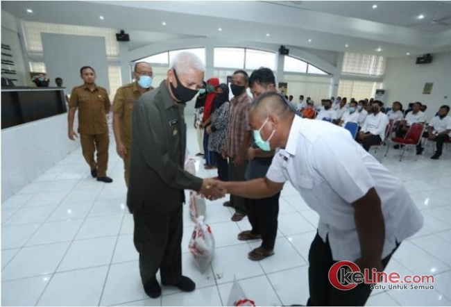 Bupati Asahan Serahkan 10 Kg Beras Kepada 76 Petugas Kebersihan