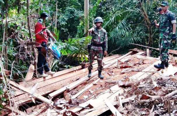 Satgas Perbatasan Yonif 621/ Manuntun, Kalimantan Utara Sikat Perambah Hutan