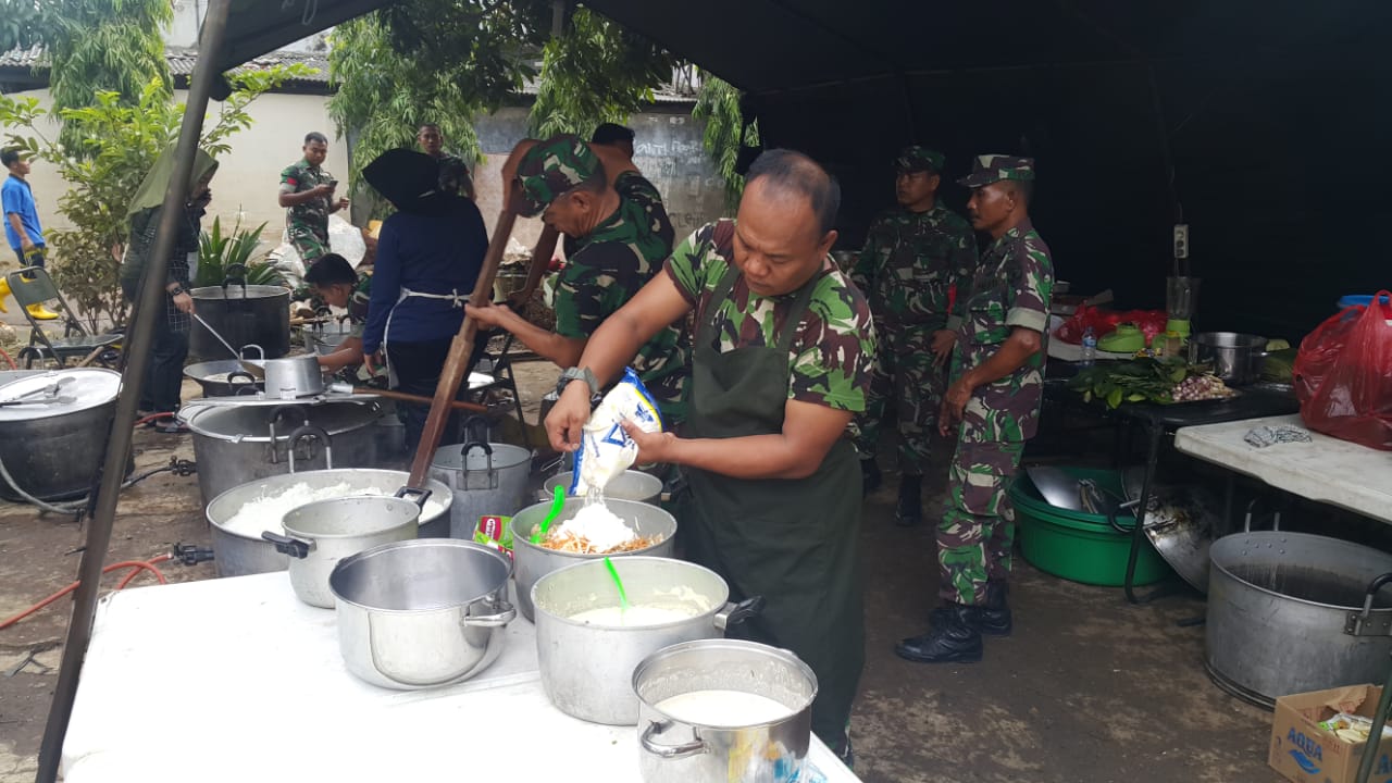 500 Prajurit TNI Bantu Bersihkan Sampah Sisa Banjir di Cibitung