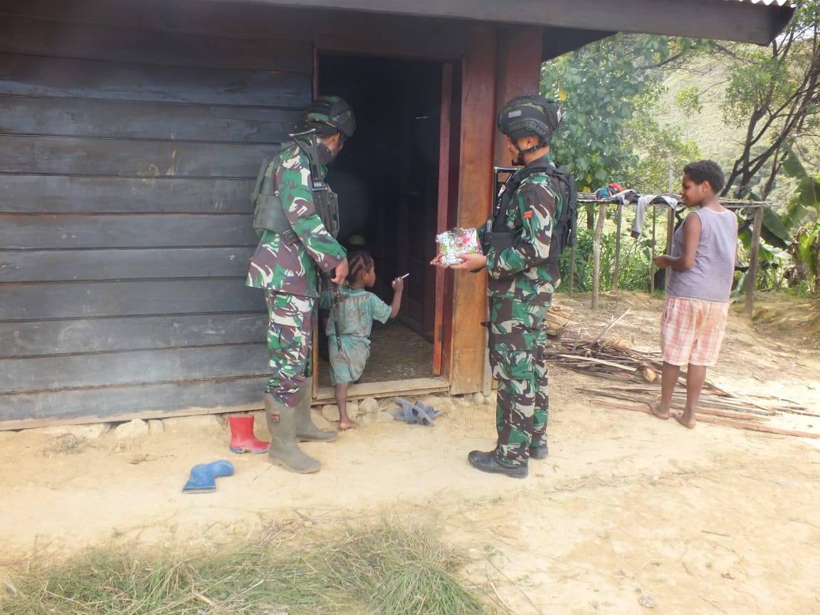 Satgas Yonif RK 751/VJS Datangi Rumah Masyarakat, Jalin Hubungan Yang Harmonis