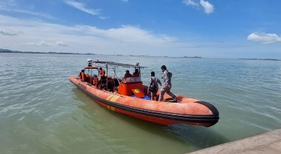 Personel SPKKL TBK Bakamla RI, Lakukan Pencarian Nelayan yang Hilang