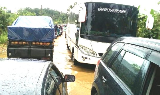 Banjir Lintas Sumbar Riau Sebabkan Macet Hingga 5 Kilometer