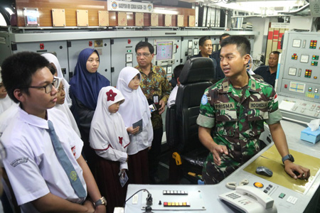 Prajurit Satgas MTF TNI Gelar Open Ship Saat Sandar di Jeddah