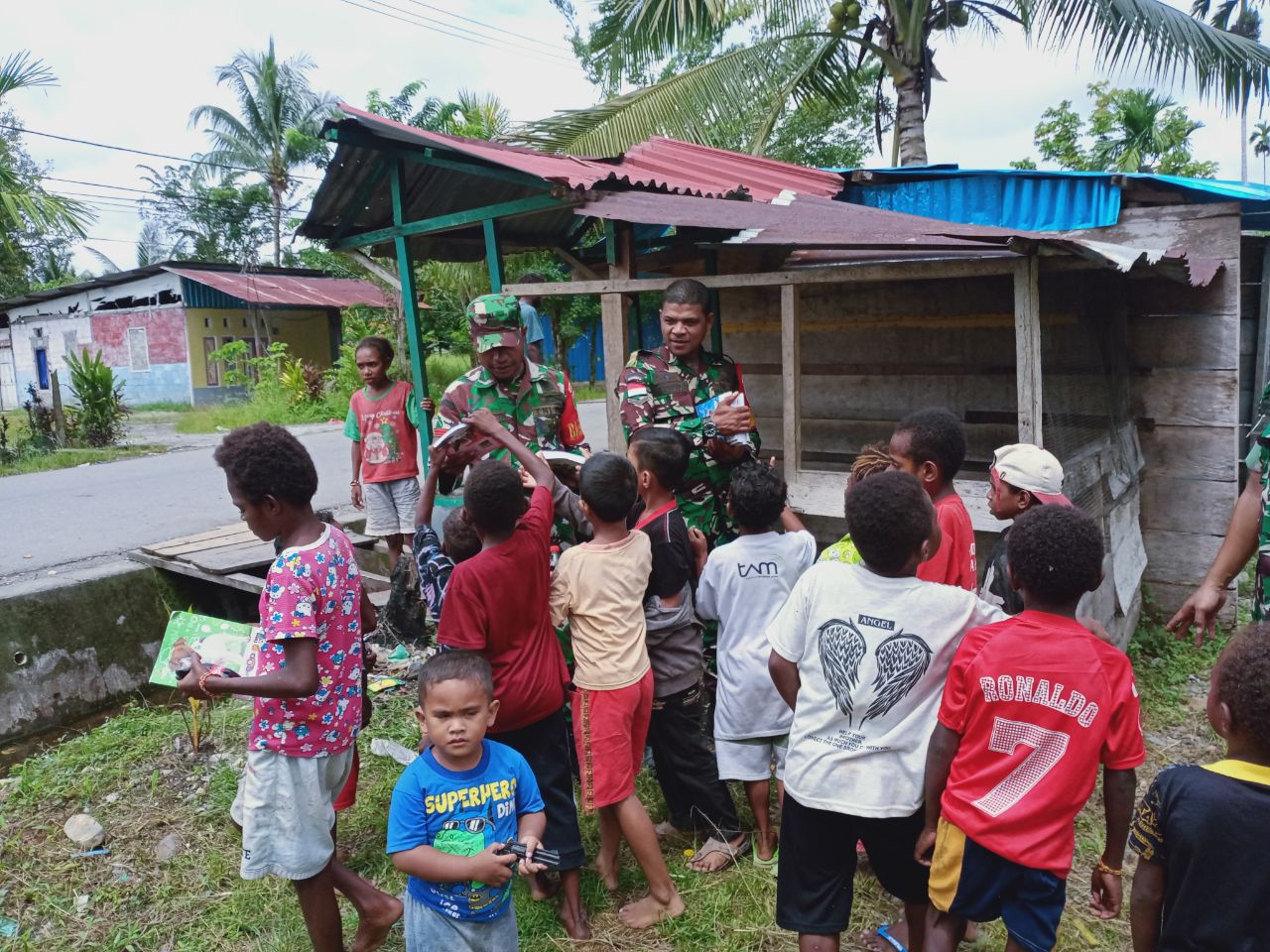 Guna Semangat Belajar, Babinsa Koramil 1710-02/Timika Bagikan Alat Tulis Kepada Anak Anak Sekolah