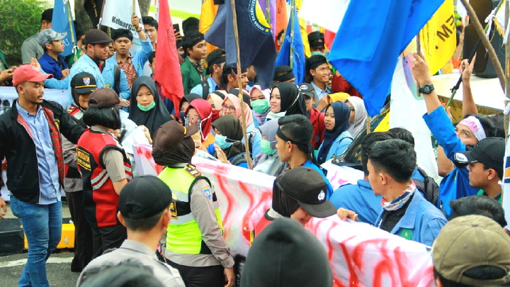 Demo BEM se Indonesia Macetkan Jalan Sudirman Pekanbaru