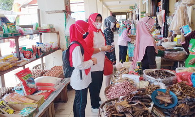 1000 Masker Dibagikan Kesbangpol Riau di Pasar Limapuluh