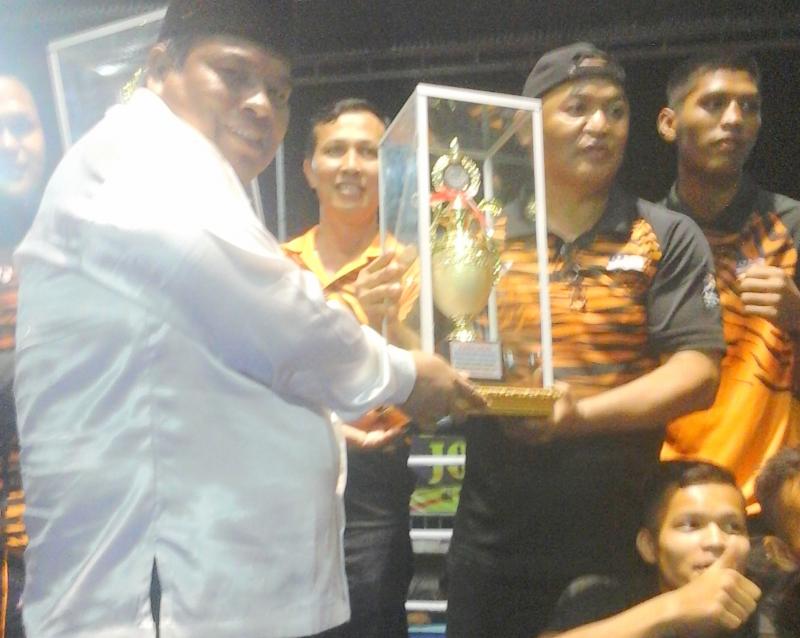 Wabub Padang Pariaman Serahkan Piala Juara  Tinju Amatir dan Profesional