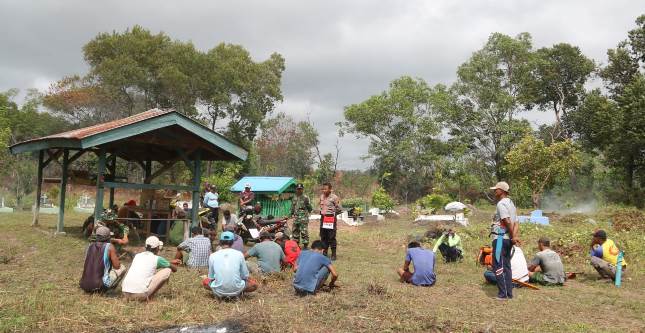 Ciptakan Kebersamaan, Satgas Pamtas RI-PNG Yyonif 411 Kostrad Ajak Warga Bersihkan Makam