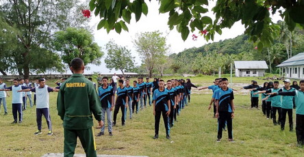 Satgas Yonarmed 1 Kostrad Ajarkan Seni Bela Diri Kepada Anak-Anak SMAN 4