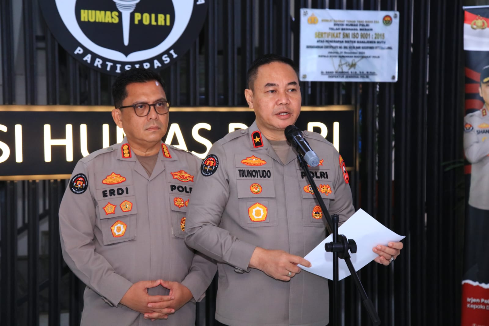 Kapolri Berikan KPLB Anumerta ke 3 Personel Terbaik yang Gugur di Lampung