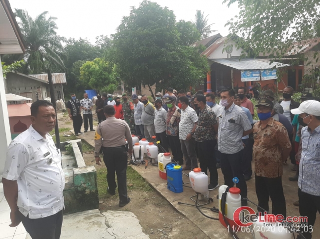 Camat Bareng Forkopimcam Asahan Lakukan Penyemprotan Disinfektan