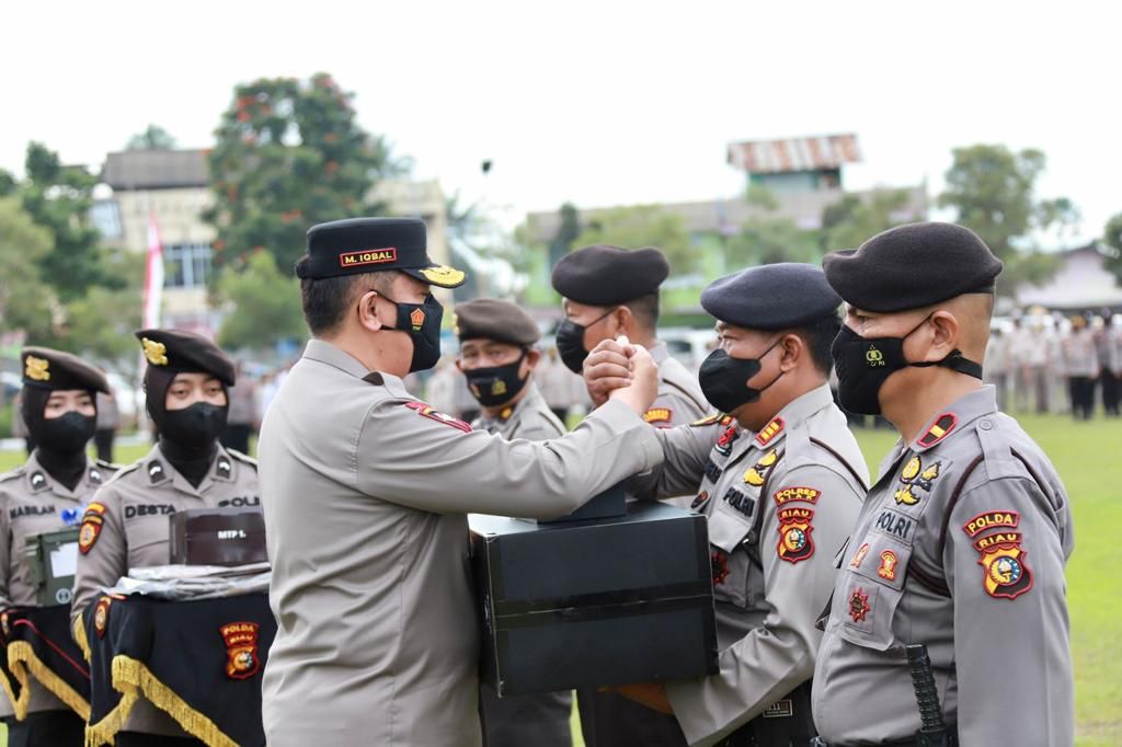 Serahkan Peralatan Sabhara dan Reskrim, Kapolda Riau Irjen Iqbal : Gunakan Secara Mahir Untuk Kepent