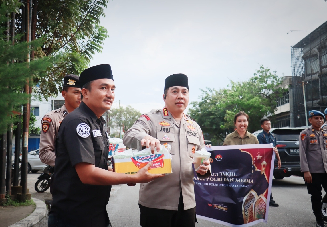 Kapolresta Pekanbaru Bagikan Takjil ke Pengguna Jalan