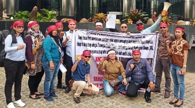 Komunitas Jurnalis Riau Kembali Lakukan Aksi Damai Di Depan Gedung KPK 