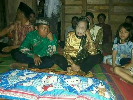 Remaja Ini Menikahi Ibu Angkatnya Berusia 71 Tahun