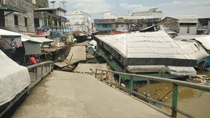 Gubri Tinjau Jembatan Ambruk di Tanah Merah