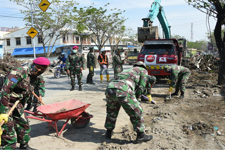 757 Personel TNI Bersih-Bersih Jalan Pesisir Pantai Talise Donggala