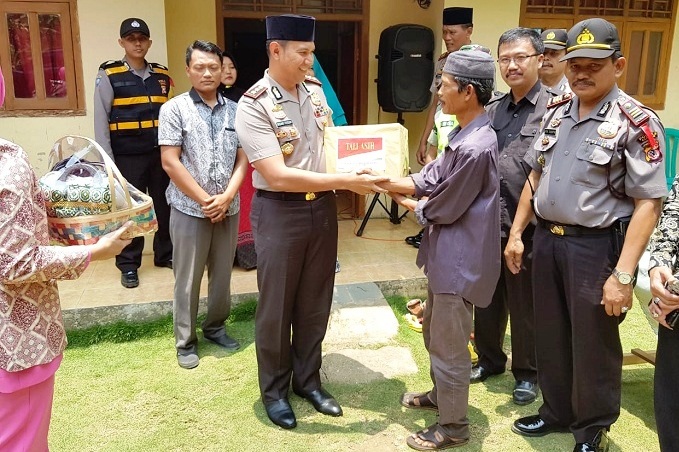 Kapolres Ciamis Berbagi dengan Korban Gempa Palu