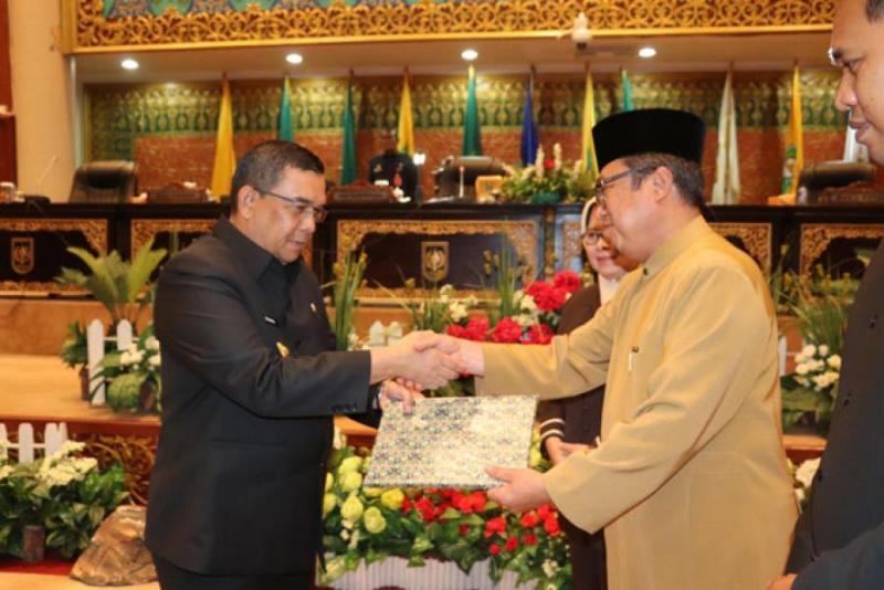 Rapat Paripurna Pansus LKPJ Serahkan Rekomendasi Kepada Pemprov Riau