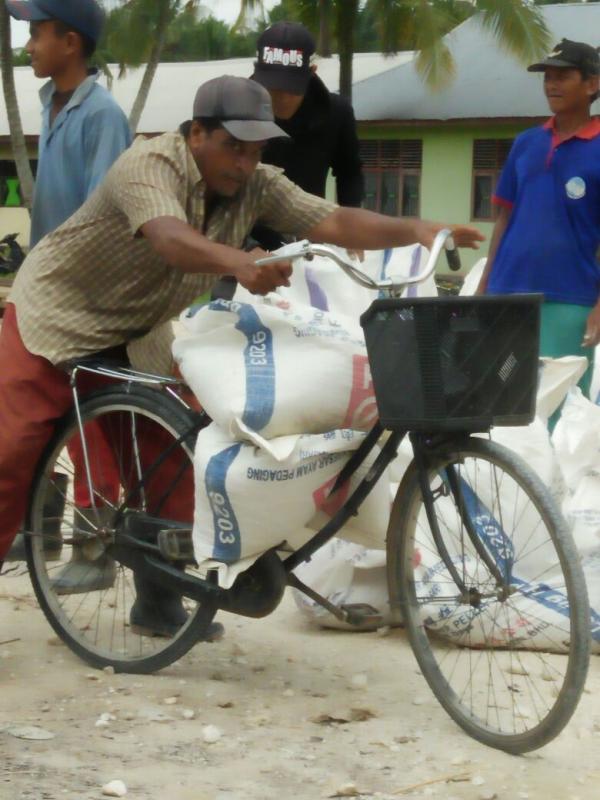 Gotong Royong Bersama TNI 101/Kodim 0314 Dengan Masyarakat