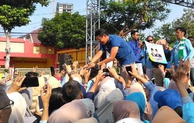 Tangan Sandi Luka Gores Kuku Disalami Emak-emak