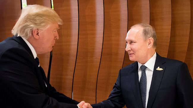 Putin dan Trump Akhirnya Berjabat Tangan