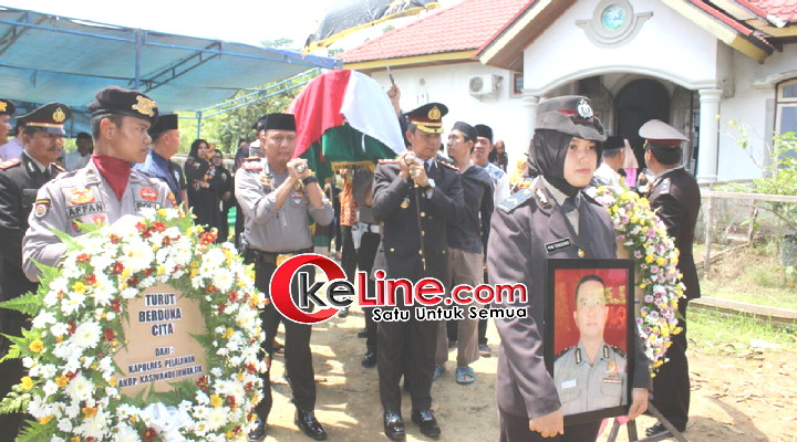 Keluarga Almarhum Polisi Ini Mengaku Takjub Melihat Kapolres Mengusung Tandu