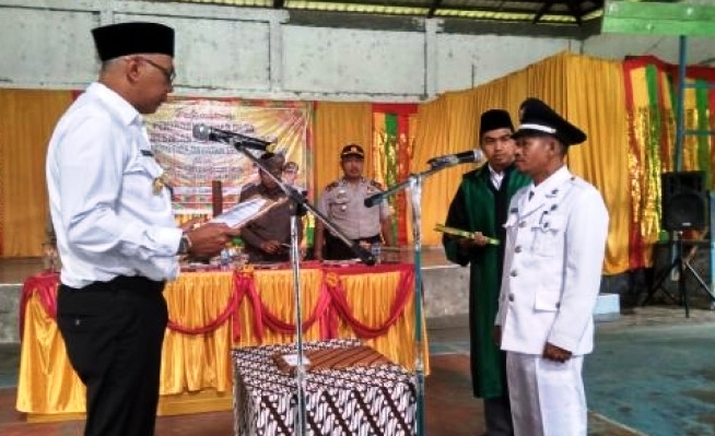 Pj Bupati Inhil Lantik Pj Kades Simpang Tiga Daratan di Aula Kantor Camat Enok