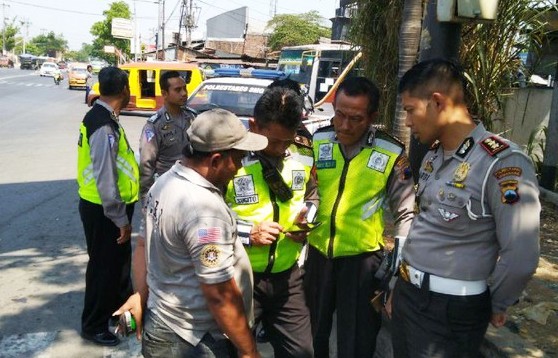 Prabowo Dihadiahi Kopi Kendari Jokowi Buku