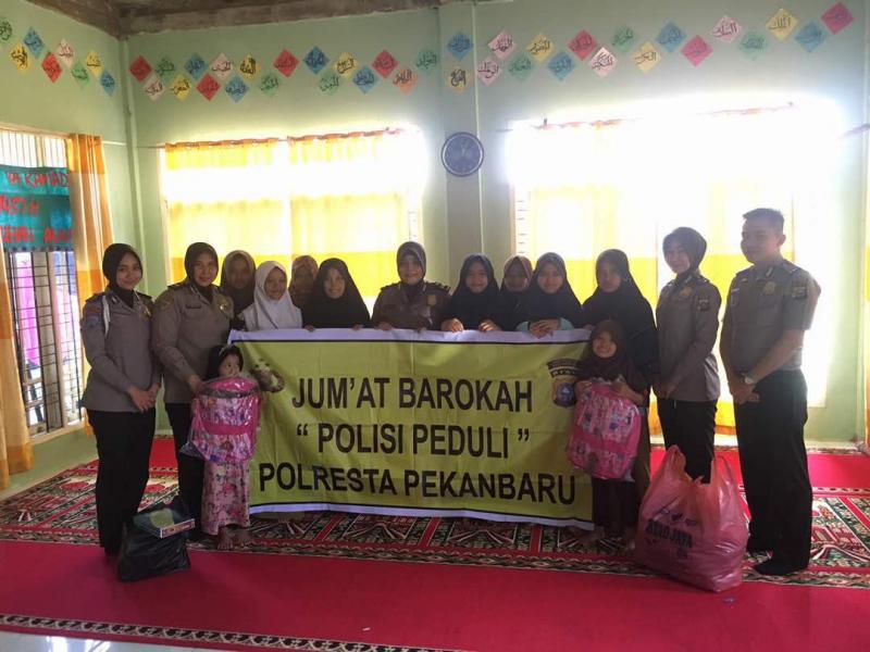 Polresta Pekanbaru Berikan Perlengkapan sekolah ke Panti Asuhan