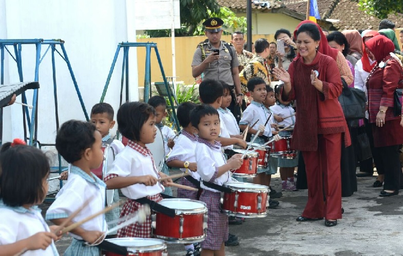 Ibu Negara Disambut Nyanyian Siswa PAUD