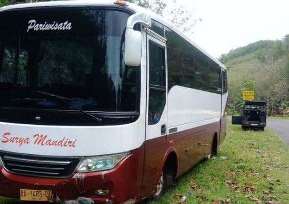 Bus Parawisata Surya Mandiri Tabrak Mobil dan Tebing