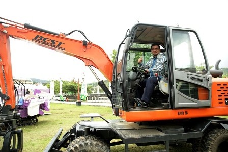 Mentan Hadiahi Pj Bupati Kampar 5 Traktor Pertanian